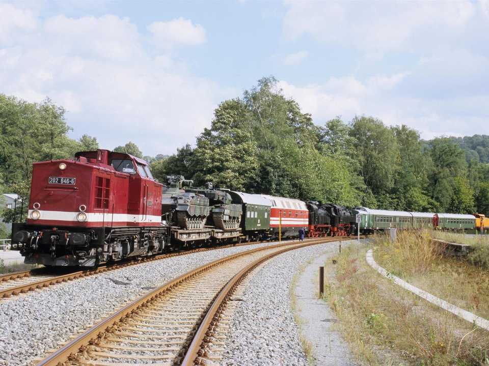 Am 4. September 2006 brachte 202 646 der Erzgebirgsbahn neben den beim Tag der Sachsen ausgestellten und genutzten Fahrzeugen auch zwei Panzer der Bundeswehr zurück in Richtung Chemnitz. In Grünhainichen-Borstendorf gab es einen kurzen Kreuzungaufenthalt.