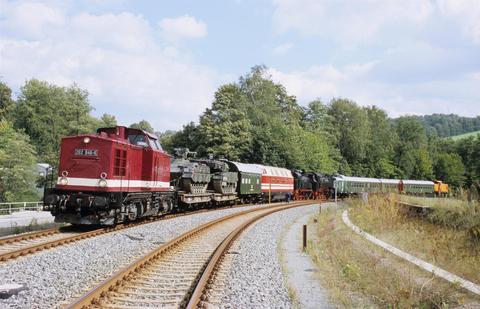 Am 4. September 2006 brachte 202 646 der Erzgebirgsbahn neben den beim Tag der Sachsen ausgestellten und genutzten Fahrzeugen auch zwei Panzer der Bundeswehr zurück in Richtung Chemnitz. In Grünhainichen-Borstendorf gab es einen kurzen Kreuzungaufenthalt.