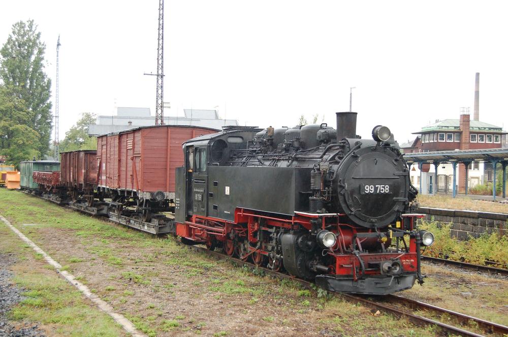 Im Bahnhof Zittau war die nicht betriebsfähige 99 758 mit einem Rollwagenzug an der Laderampe ausgestellt