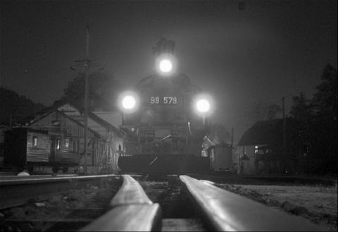 Ein schöner Anblick war 99 579 bei Nacht vor dem Museumszug im Bahnhof Oberrit-tersgrün am Abend des 9. September 2006.
