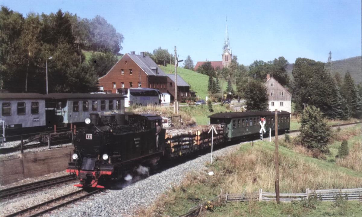 Lok 11 der Mansfelder Bergwerksbahn fuhr samstags wie auch sonntags einen GmP mit Holztransportgut, fotografiert bei der Einfahrt in Hammerunterwiesenthal.