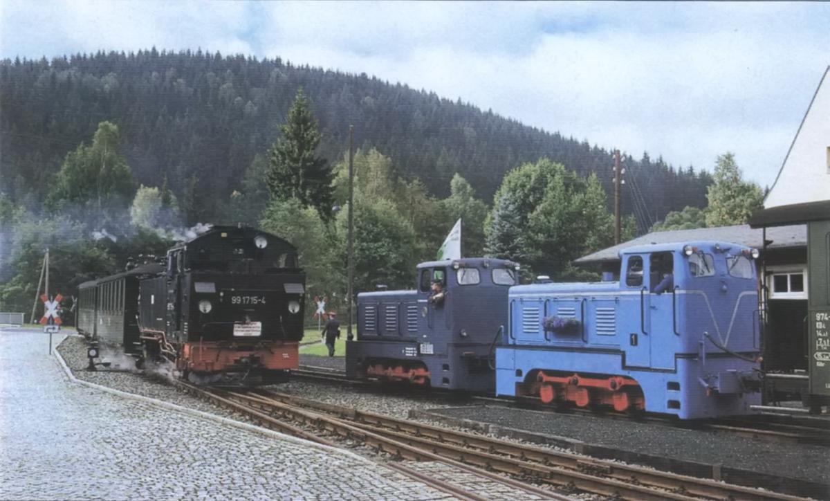 Zum IV. Sächsischen Schmalspurbahn-Festival 2006 standen auf der Preßnitztalbahn statt der Dampf- die Dieselloks im Vordergrund. Hier warten die V10C der IG Weißeritztalbahn e.V. bzw. der Traditionsbahn Radebeul e.V. in Schmalzgrube die Zugkreuzung mit VI K 99 1715-4 ab.