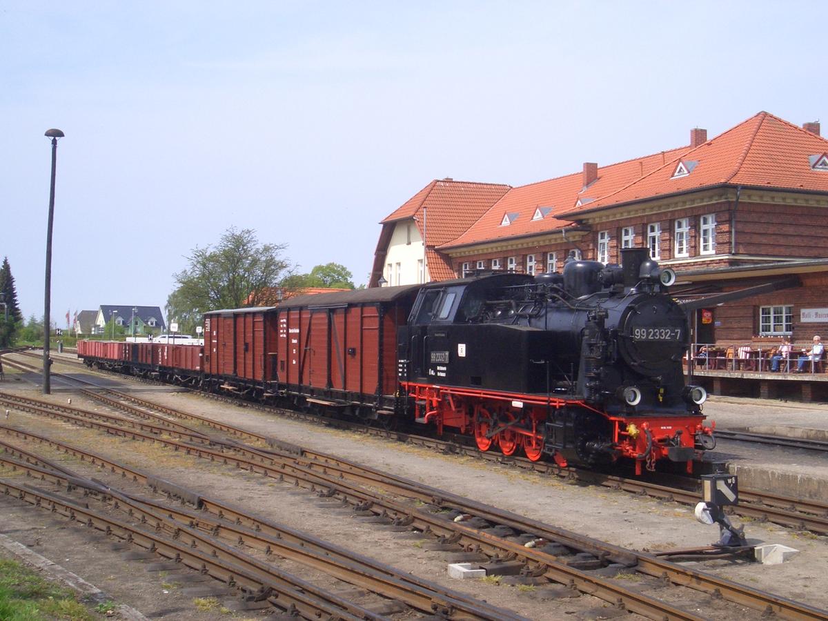 Eine perfekte Illusion: Die (nicht betriebsfähige) Dampflok 99 2332-7 mit einem aus sechs Wagen bestehenden Güterzug am 13. Mai im Bahnhof Kühlungsborn West.