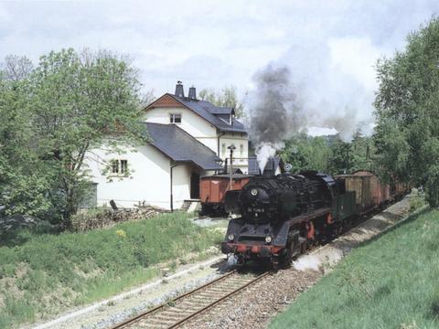 Am 26. Mai 2006 passierte 50 3616-5 mit ihrem Fotogüterzug den inzwischen mustergültig hergerichteten Museumsbahnhof Walthersdorf (Erzgebirge). Das Museum des privaten Sammlers Claus Schlegel ist jeweils sonntags nachmittags zu besichtigen.
