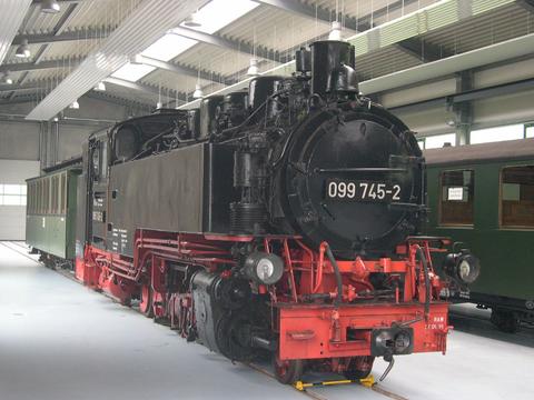 Seit dem 30.06.2006 in der Ausstellungs- und Fahrzeughalle abgestellt und einem intensivem „Ölbad“ unterzogen, präsentierte sich die Lok noch mit ihrer DB-Nummer 099 745-2 dem Fotografen.