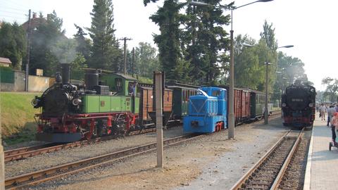 Am Freiag, dem 7. Juli, kam neben der IV K 132 auch die V10C der Traditionsbahn zum Einsatz. In Moritzburg begegneten die beiden Sonderzüge einem Planzug der BVO.