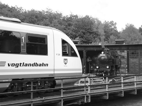 Ein Desiro der Vogtlandbahn brachte am 24. Juni 2006 die Besucher nach Luzna u Rakovnika, im Hintergrund steht 423.0145.