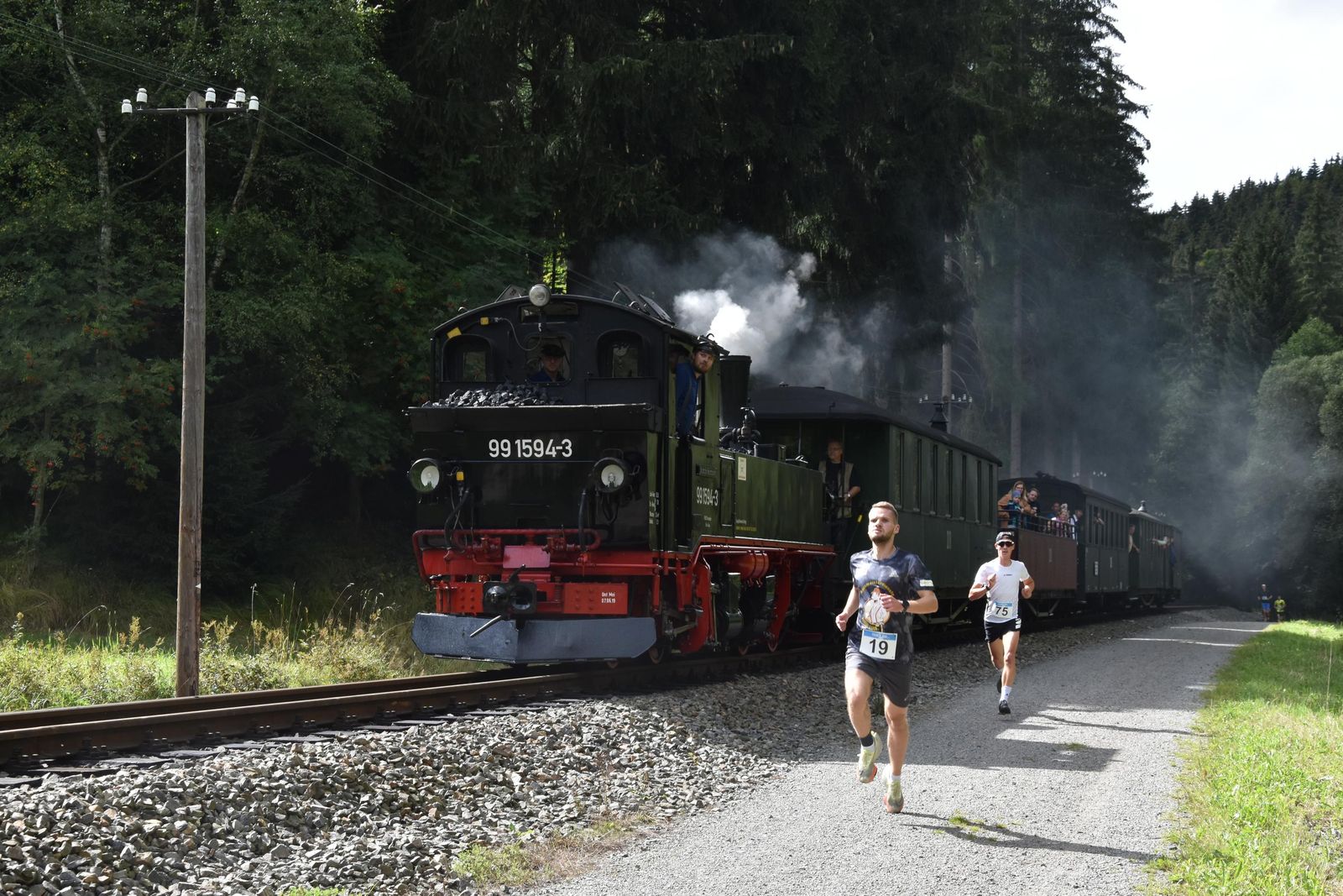 Die ersten beiden Läufer haben den Dampfzug kurz vor Schmalzgrube eingeholt.