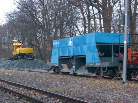 Im Bahnhof Thalheim (b. Oschatz) erfolgt die Schotterverladung für die Gleisbauarbeiten zwischen Nebitzschen und Glossen.