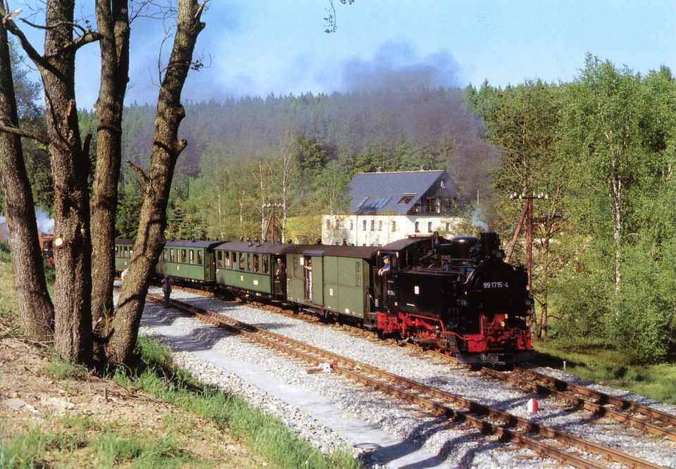 Am 3. Juni 2005 führt 99 1715-4 einen Personenzug nach Jöhstadt, hier aufgenommen am Abzweig der Gleise zur Fahrzeughalle Schlössel vom Streckengleis.