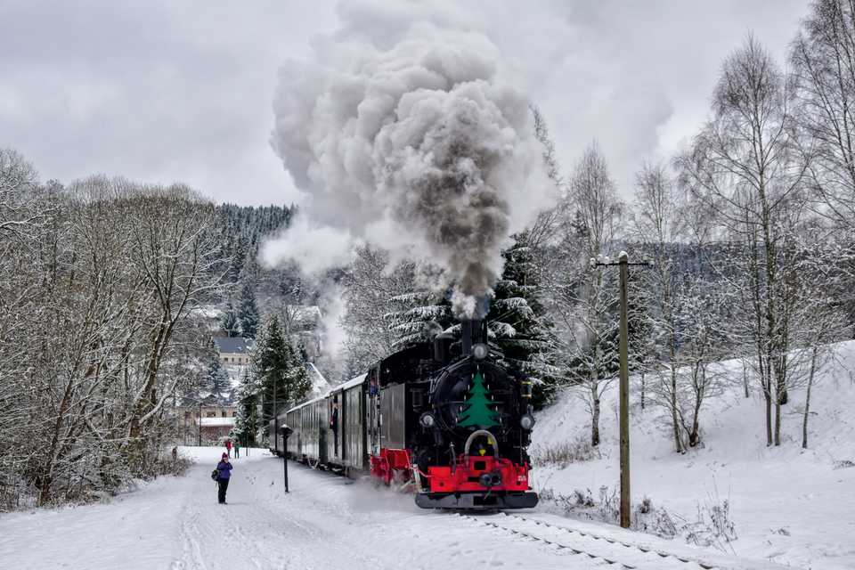 Am 11. Dezember 2021 zog die VI K 99 1715-4 die Züge der Preßnitztalbahn, hier nach dem Verlassen des Bahnhofes Schmalzgrube.