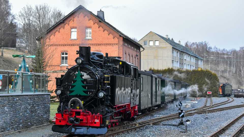 Im Rahmen einer Sonderfahrt durfte am 23. Dezember 2021 die VI K 99 1715-4 mit ihrem Zug bereits einmal bis vor das Empfangsgebäude in Jöhstadt fahren.