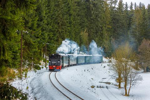 Zum ersten „Winterdampf“ des Jahres 2022 war Norman Timpe am 30. Januar an der Preßnitztalbahn unterwegs und fotografierte zwischen dem Hp Loreleifelsen und Schmalzgrube die 99 1590-1 mit dem P 14112.
