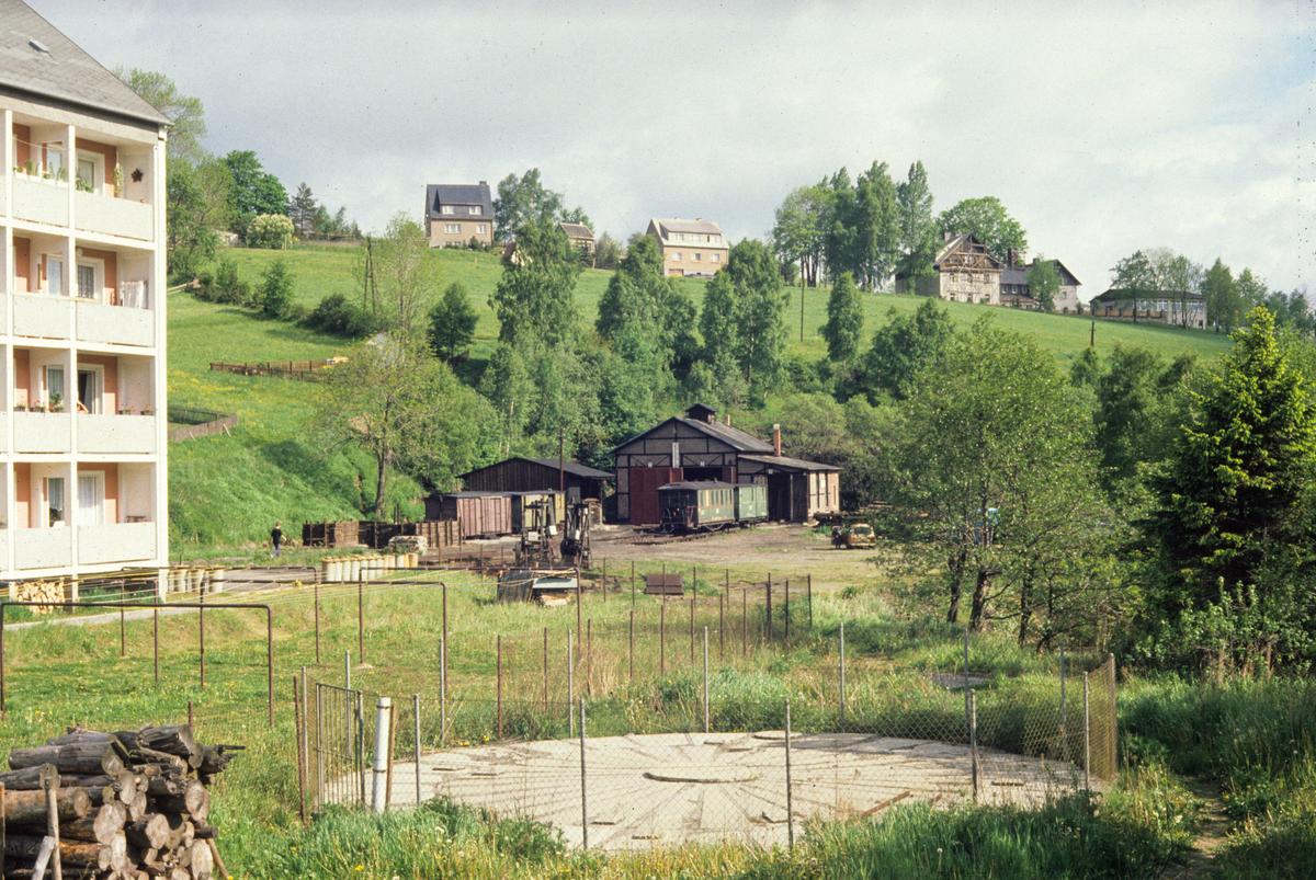 Am 15. Juni 1991 bot sich André Marks dieser Anblick auf den vom 4. Bauabschnitt betroffenen Geländebereich. Im Vordergrund ist die Klärgrube des Wohnblockes zu sehen, die nach der Errichtung der zentralen Kläranlage von Jöhstadt 1998 entbehrlich wurde.