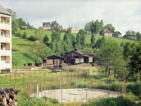 Am 15. Juni 1991 bot sich André Marks dieser Anblick auf den vom 4. Bauabschnitt betroffenen Geländebereich. Im Vordergrund ist die Klärgrube des Wohnblockes zu sehen, die nach der Errichtung der zentralen Kläranlage von Jöhstadt 1998 entbehrlich wurde.