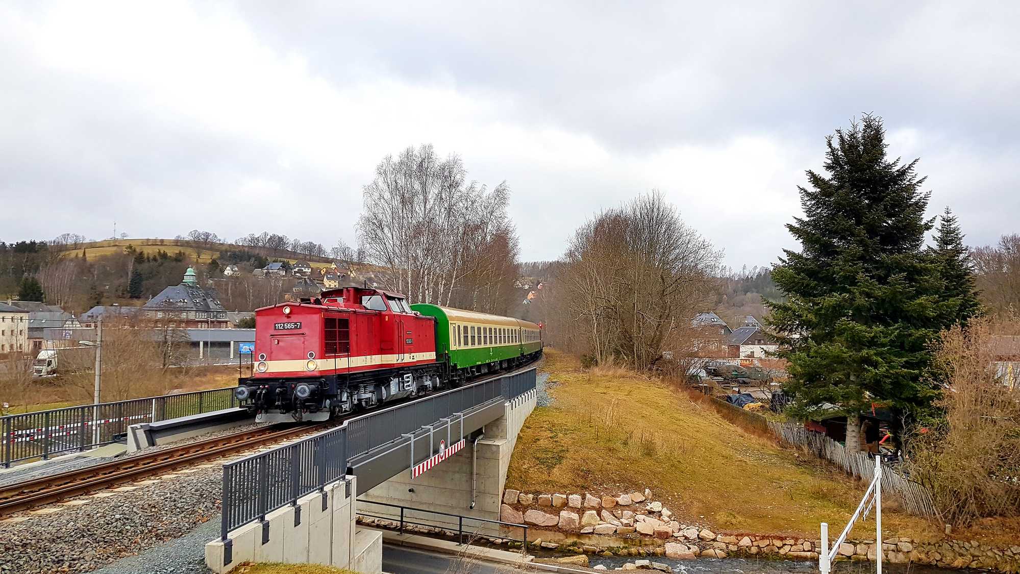 Erster Sonderzug von Zwickau über Chemnitz nach Cranzahl auf der „neuen CA“ am 30. Januar 2022 bei Kilometer 23,746 (EÜ Meinersdorfer Straße) am ehemaligen „Abzweig“ der Schmalspurstrecke Schönfeld-Wiesa – Meinersdorf. Zuglok ist die Diesellok 112 585-7 der PRESS.