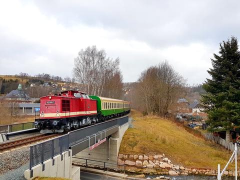 Erster Sonderzug von Zwickau über Chemnitz nach Cranzahl auf der „neuen CA“ am 30. Januar 2022 bei Kilometer 23,746 (EÜ Meinersdorfer Straße) am ehemaligen „Abzweig“ der Schmalspurstrecke Schönfeld-Wiesa – Meinersdorf. Zuglok ist die Diesellok 112 585-7 der PRESS.