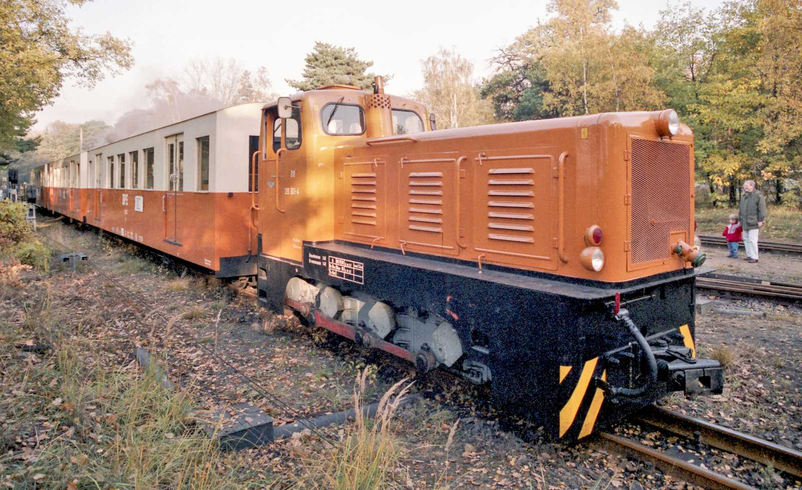 Am 30. Oktober 1992 zeigte sich die hier porträtierte V10C bei der Berliner Parkeisenbahn mit der Nr. 399 601-4 und orange lackiert.