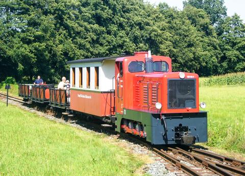 Bei der Dampf-Kleinbahn Mühlenstroth (DKBM) in Gütersloh erhielt die Berliner V10C eine rote Lackierung. Florian Rauh lichtete die Leihgabe aus der Berliner Wuhlheide auf der DKBM am 15. August 2009 mit einem Personenzug ab. Neben dem Spitzenlicht stand die Lok-Nr. 199 101-7.
