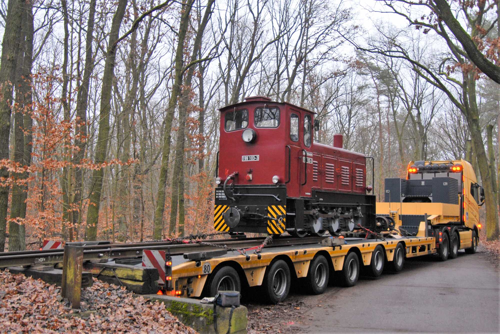 Mit der Lok 199 103-3 (LKM 250 026/1957) vom Typ Ns4 ließ die Berliner Parkeisenbahn am 13. Januar 2022 eine auf 600-mm-Gleisen verkehrende Schwesterlok der in Jöhstadt vorhandenen 199 007-6 zur Aufarbeitung nach Ostritz bringen.
