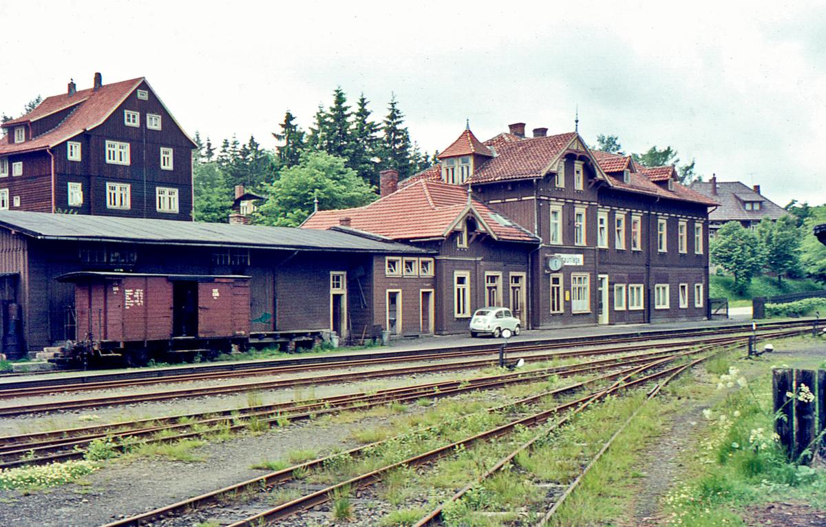 Im Juni 1962 nahm Harald Kindermann die Gleisanlagen und das Empfangsgebäude des Bahnhofes Braunlage auf. Ähnliche Gw wie der damals am Güterschuppen abgestellte fuhren einst auch auf der GMWE in Thüringen.