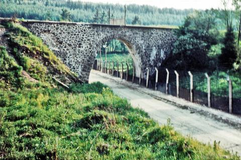 Dietmar Franz fotografierte im Juni 1976 von der SHE-Strecke nach Tanne bei Sorge noch diese Steinbogenbrücke, unter der ein erster Zaun vor der Grenze zwischen DDR und BRD verlief.