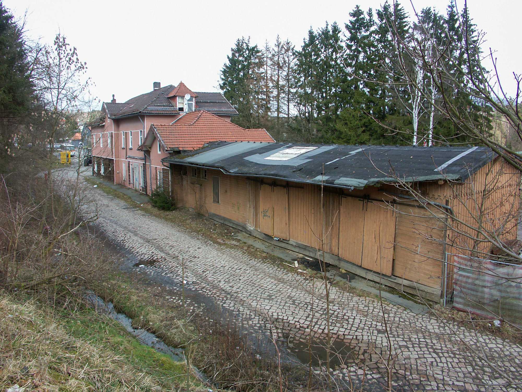 Nach dem Abriss der Gleisanlagen wuchsen vor dem Empfangsgebäude in Braunlage mehrere Bäume. Im März 2007 ließ sich jedoch die Rückfront des Gebäudeensembles komplett fotografieren.