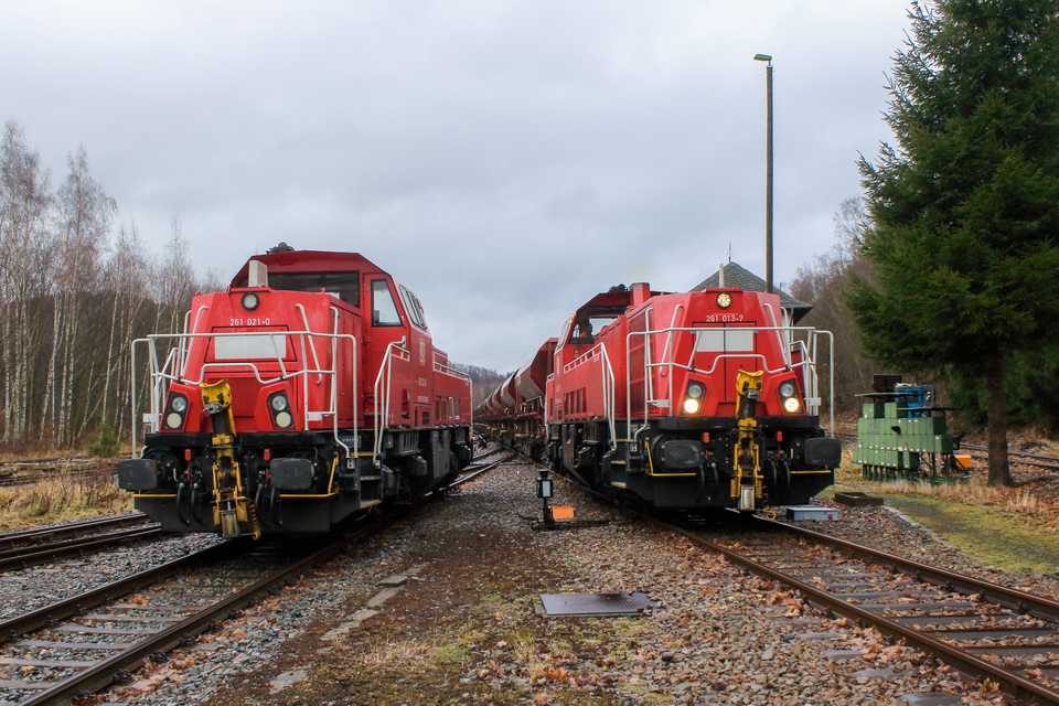 Die zwei DB-Diesellokomotiven 261 013 und 261 021 brachten am 29. Dezember 2021 mehr als drei Dutzend aktuell nicht benötigte DB-Cargo-Güterwagen zur kostenpflichtigen Abstellung auf das Gelände des Eisenbahnmuseums Schwarzenberg. Die Standgebühr fließt auf das VSE-Konto.