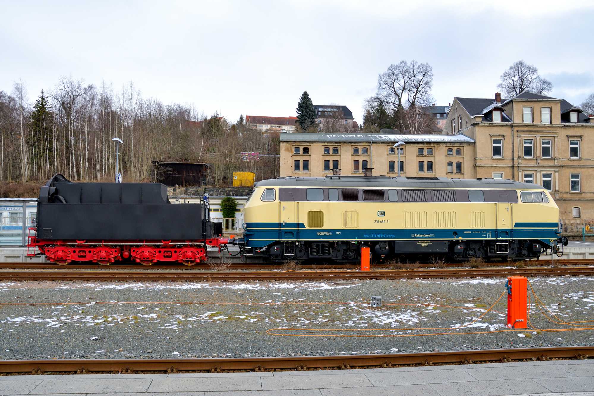 Die Diesellok 218 489-3 der Firma Railsystems RP GmbH aus Gotha übernahm Anfang 2022 die Rückführung des Tenders der VSE-Dampflok 50 3616-5 aus Brieske ins Erzgebirge. Steffen Schmidt nutzte einen Halt im Bf Aue (Sachs) für ein Foto.