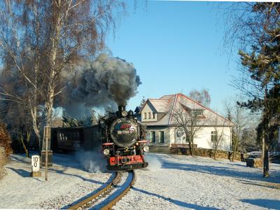Weihnachtlich geschmückt traf Andreas Fischer die 1932 von der Berliner Maschinenbau AG gebaute Einheitslok 99 1760-0 am 26. Dezember 2021 mit ihrem Zug in Oybin Niederdorf an.
