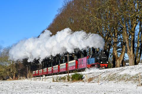 Im Winterhalbjahr 2021/22 wird die 1951 gebaute Dampflok 99 2331-9 im Plandienst eingesetzt, hier am 26. Dezember 2021 mit etwas Schnee bei km 2,4 vor Bad Doberan.