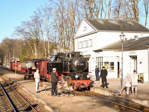 Jan Methling fotografierte in den Morgenstunden des 19. März 2022 im Bahnhof Heiligendamm diesen von der Dampflok 99 323 geführten Fotozug samt im Stil der 1960er Jahre gekleideter Komparsen.