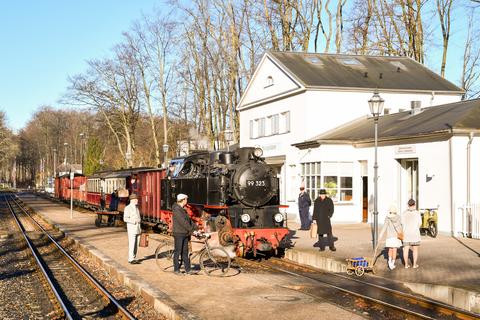 Jan Methling fotografierte in den Morgenstunden des 19. März 2022 im Bahnhof Heiligendamm diesen von der Dampflok 99 323 geführten Fotozug samt im Stil der 1960er Jahre gekleideter Komparsen.