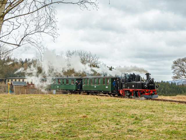 Am 20. Februar 2022 stand Norman Timpe in der Ausfahrt des Bahnhofs Stützengrün, als der von 99 516 – der laut Betriebsbuch ältesten erhaltenen IV K – geführte Zug nach Schönheide aufbrach.