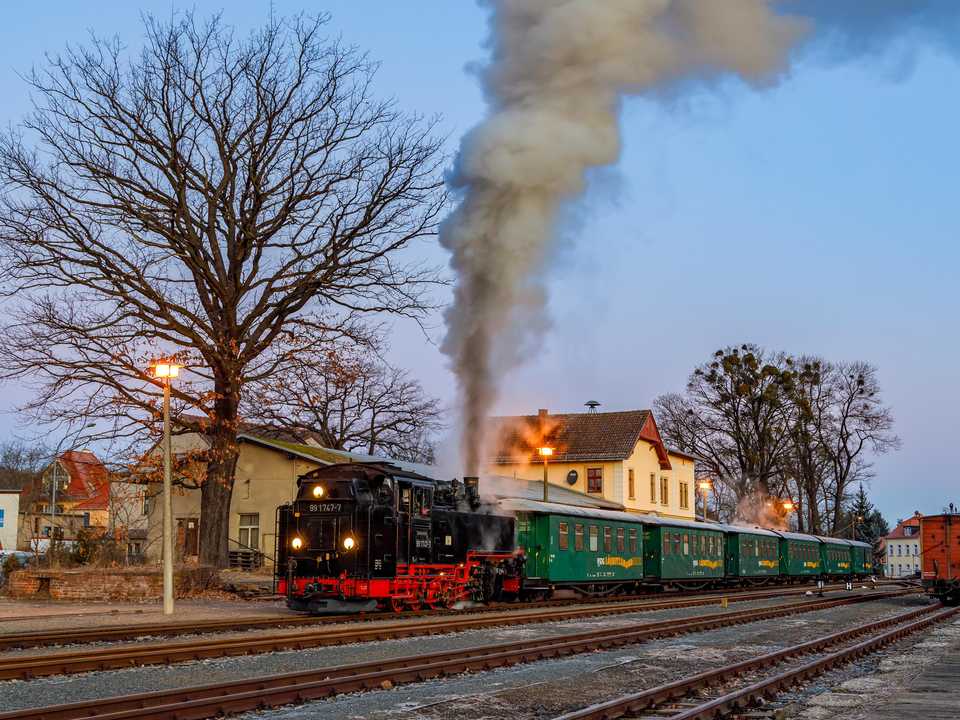 In den Morgenstunden des 8. März 2022 steht der von der Einheitslok 99 1747-7 geführte P3001 gut gewärmt in Radeburg bereit, um Schüler und Pendler in Richtung Radebeul zu bringen.