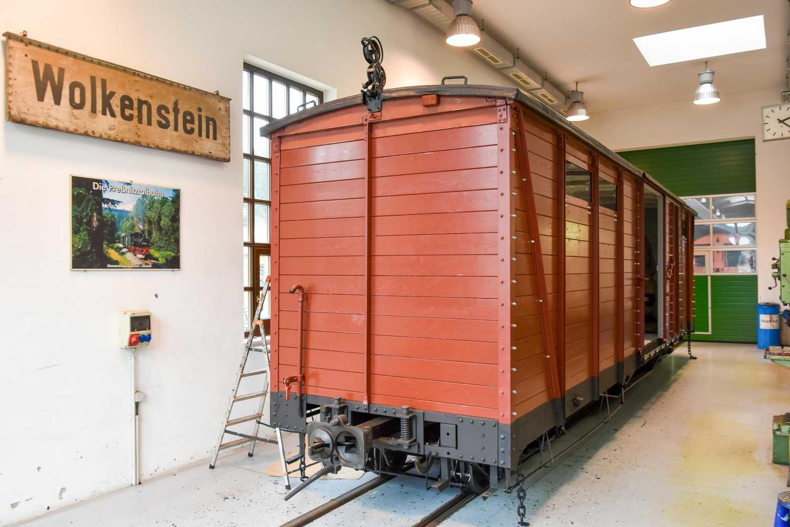 Frisch lackiert und noch ohne Beschriftung stand am 12. April 2022 der aufgearbeitete GGw 97-10-57 in der Ausstellungs- und Fahrzeughalle der Preßnitztalbahn in Schlössel.
