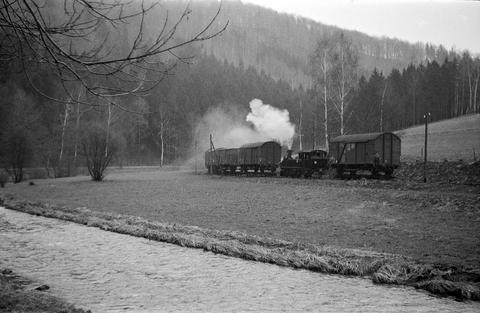 Im Kapitel zur Betriebsführung wird auch die Zuführung von einzelnen Güterwagen nach Streckewalde in dieser ungewöhnlichen Form beschrieben, die Holger Poitz im April 1974 dokumentiert hat.