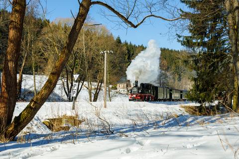 Bilderbuchwinterwetter hatte Norman Timpe am 13. Februar in Schlössel, als die IV K 99 1590-1 mit ihrem Zug Richtung Jöhstadt unterwegs war. Bei dieser Lok liefen am Ostersonntag die Einsatzfristen ab.