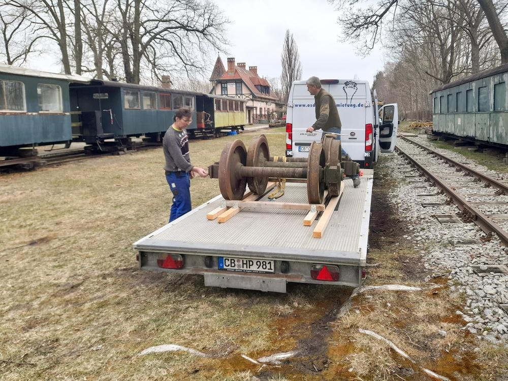 Am 26. März trafen vier meterspurige Radsätze aus Dörzbach in Straupitz ein. Mit ihnen sollen die im Hintergrund links aufgestellten Kästen originaler Spreewaldbahnwagen aufgeachst werden.