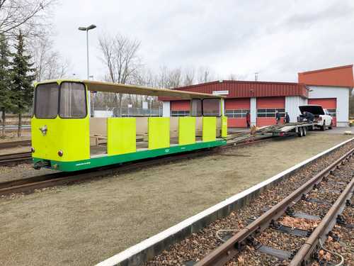 Am 10. Februar 2022 wurde in Cottbus auf dem Gelände der Parkeisenbahn der Wagen 201 auf einen Straßenanhänger verladen .