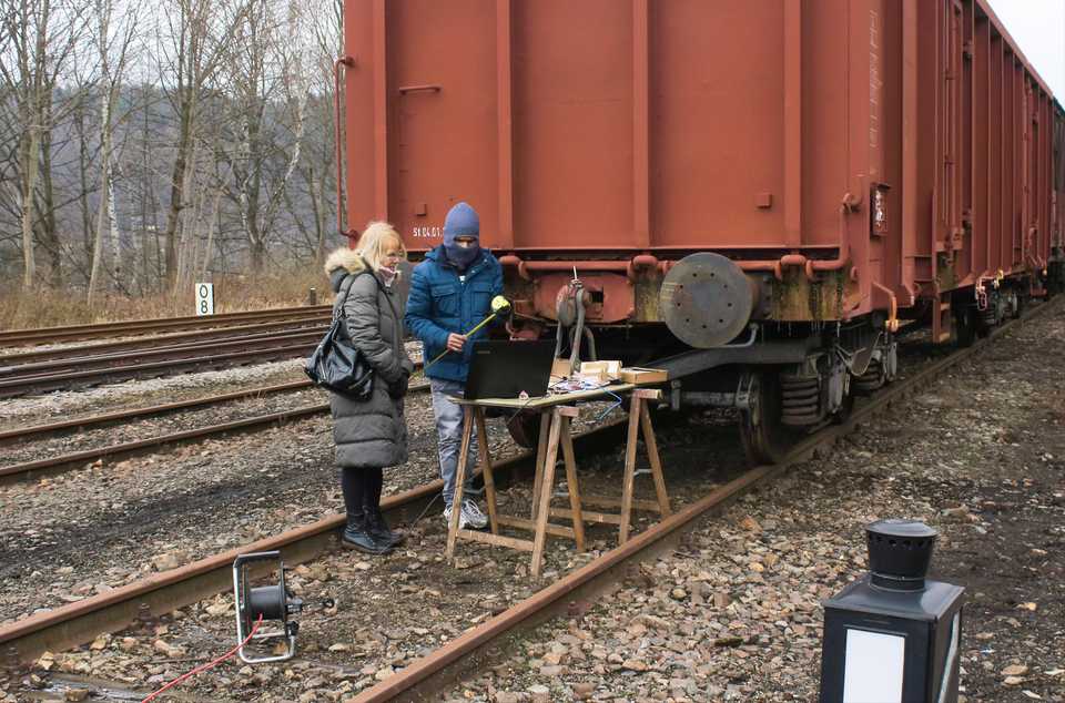 Mitarbeiter von TU Chemnitz und SRCC arbeiteten am 21. Dezember 2021 bei frostigen Temperaturen im Rahmen der TIMS-Versuche am Test-Güterzug auf der Anschlussbahn des VSE in Schwarzenberg.