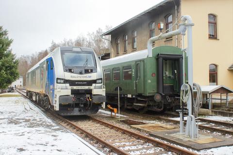 Nachdem die Euro-Dual-Diesel-Ellok 2159 234 der Firma Railsystems RP GmbH aus Gotha im Erzgebirge einen Holzzug bespannt hatte, kam sie am 7. Februar 2022 zu einer Zwischenabstellung ins Eisenbahnmuseum nach Schwarzenberg.
