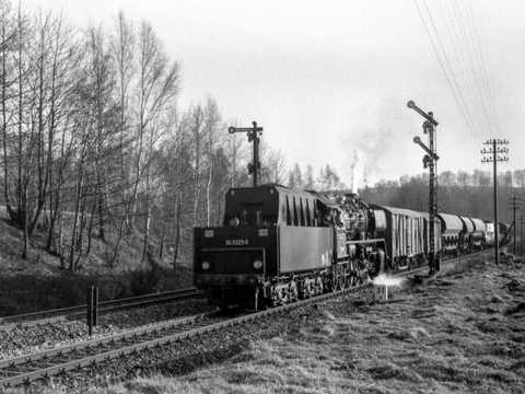 Die Dampflok 50 3523-3 erreichte am 14. März 1982 erstmals mit dem Nahgüterzug aus Glauchau den Bahnhof Wechselburg. Ab dem Folgetag verkehrte der Sandzug Gag 56353 planmäßig wieder mit einer Dampflokomotive.