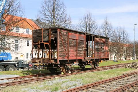 Der 1900 gebaute Zweiachser, den die K.Sächs.Sts.E.B. in ihrem bildlichen Wagenverzeichnis auf dem Blatt lfd. Nr. 316 führten, in Neustadt.