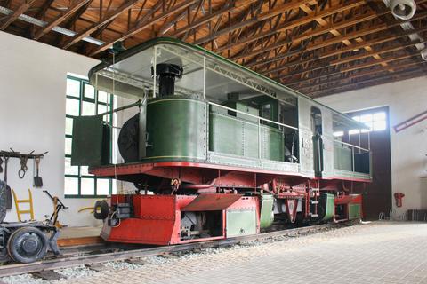 In der heutigen Gemeinde Heinsdorfergrund stehen die sächsische I M Nr. 252 (99 162) und der letzte originale Rollbock dieser Bahn seit 1999 in einem damals neu gebauten Lokschuppen.