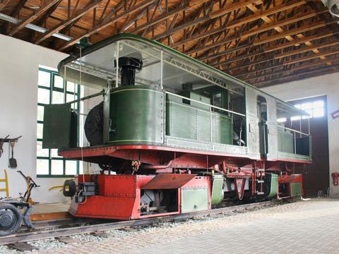 In der heutigen Gemeinde Heinsdorfergrund stehen die sächsische I M Nr. 252 (99 162) und der letzte originale Rollbock dieser Bahn seit 1999 in einem damals neu gebauten Lokschuppen.
