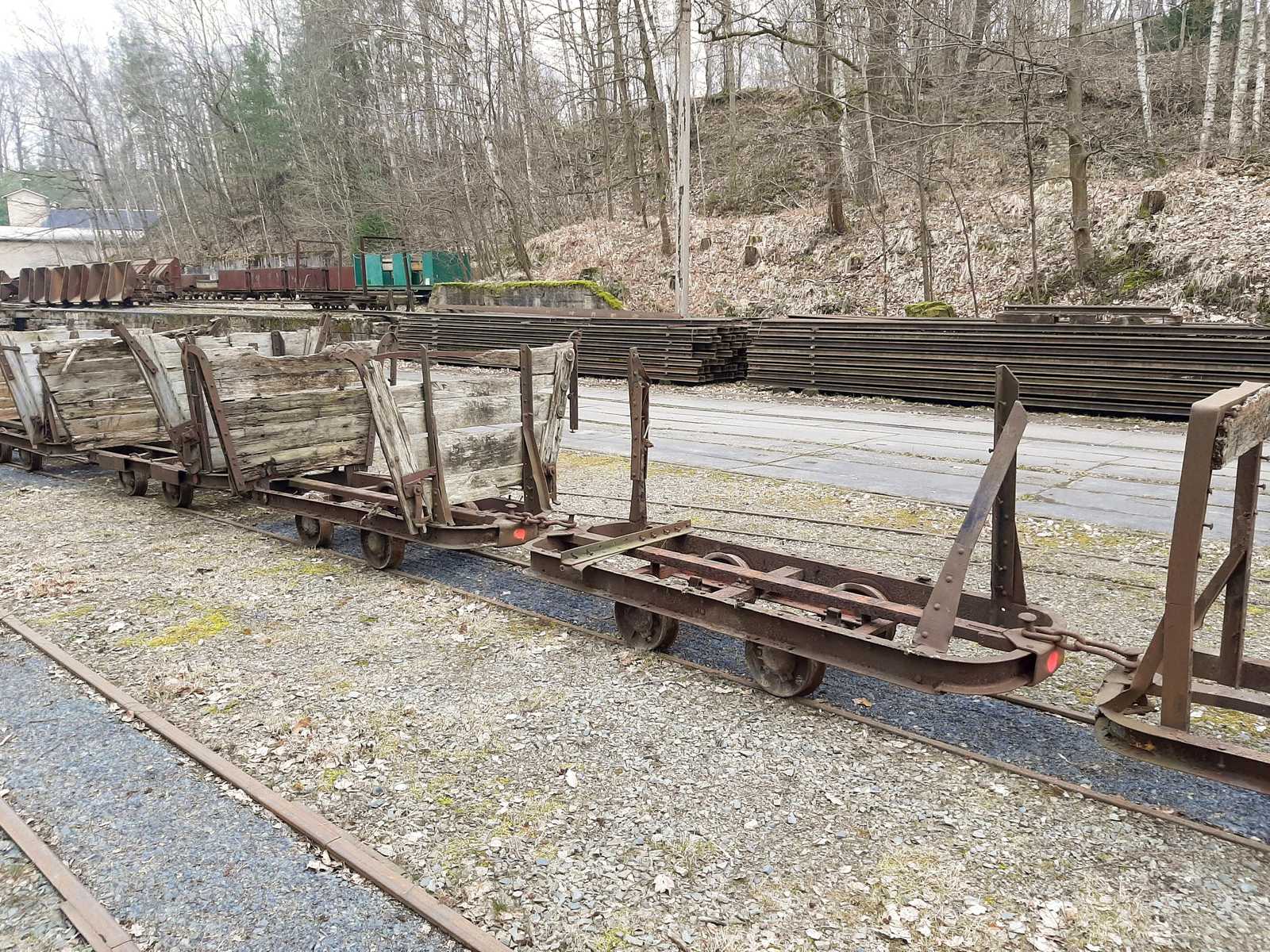 In eher schlechtem Zustand erreichten diese Torfwagen kürzlich das Feldbahnmuseum Herrenleite. Viele Holzteile sind zu ersetzen und auch einige Stahlteile müssen gerichtet oder aber ergänzt werden.