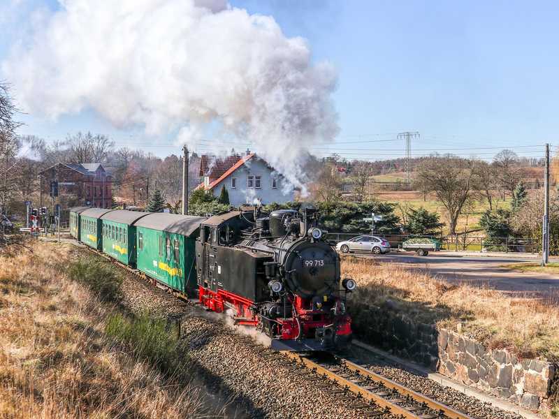 Seit 1. März 2022 befindet sich die reparierte und untersuchte VI K 99 713 wieder in Radebeul Ost. Dort setzte sie die SDG Lößnitzgrundbahn Mitte März etwa zwei Wochen lang im regulären Zugdienst ein. Dabei nahm sie Ronny Köppler am 9. März 2022 nach der Ausfahrt aus Friedewald Bad auf.