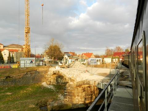 Am 27. Februar 2022 befuhren letztmalig Züge die alte Mandau-Eisenbahnbrücke in Zittau, die in Flussmitte eine Straßenbrücke kreuzte. Der Rückbau letzterer war zu diesem Zeitpunkt bereits fortgeschritten, was Uwe Kaiser aus dem fahrenden Zug dokumentierte. Beide Brücken werden nun derzeit neu gebaut.