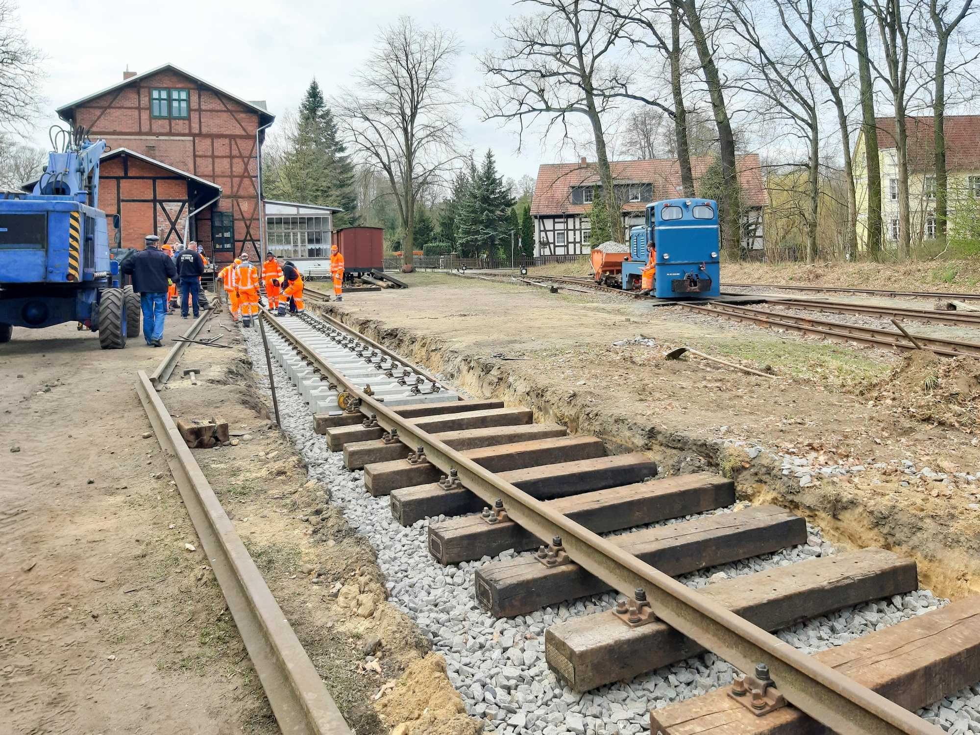 Am 30. März war der Bau des Gleises zum Güterschuppen in Magdeburgerforth im vollen Gange. Im später von der Ladestraße überquerten Abschnitt verlegten die Gleisbaufachleute Betonschwellen, ansonsten verwendeten sie Holzschwellen.